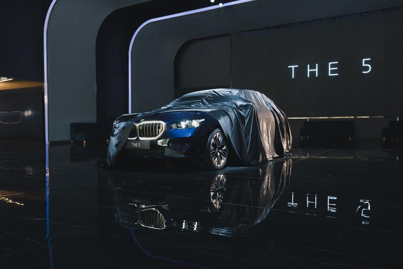 VIDEO BMW Seria 5 intră în lumea mașinilor electrice. Semnalizează singur și are consolă de jocuri