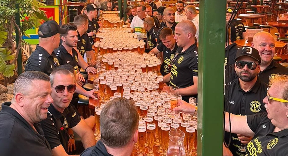 O Echipă De Fotbal Din Germania A Sărbătorit Promovarea Comandând 1.001 De Beri La Micul Dejun: „Ne Simțim Ca-n 1.001 De Nopți”
