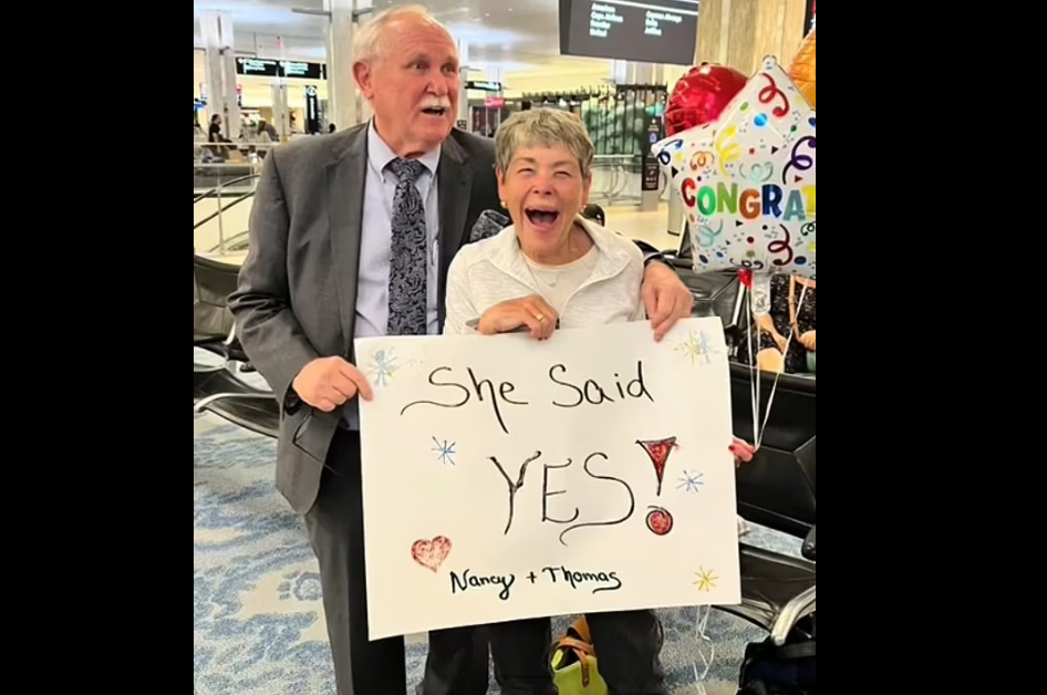 Un bărbat şi-a cerut în căsătorie iubita din liceu, după 60 de ani