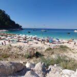 Grecia a introdus o nouă TAXĂ pentru turiști. Cât vor plăti pentru fiecare zi petrecută în destinația preferată de vacanță