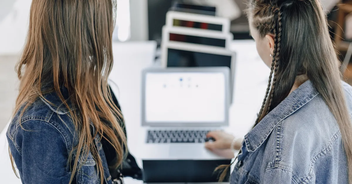 Criză și noi scumpiri, pe piața de laptop-uri și PC-uri. Care e motivul și ce estimează analiștii? • Newsweek România