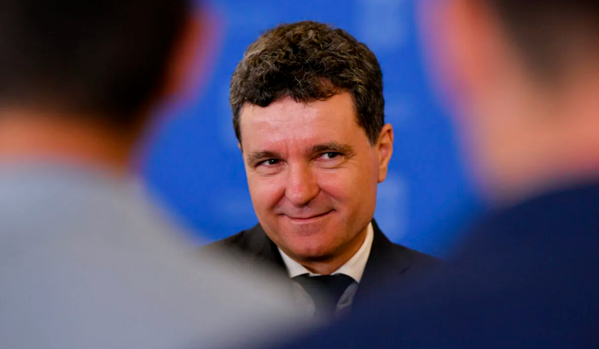 Nicuşor Dan a fugit de la Bruxelles la Washington ca un căţel care aleargă între două castroane cu lapte