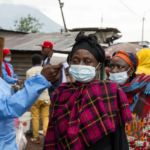 Numărul cazurilor suspectate de Ebola în estul RD Congo a depășit 900, în contextul reducerii drastice ale bugetelor de ajutor internațional