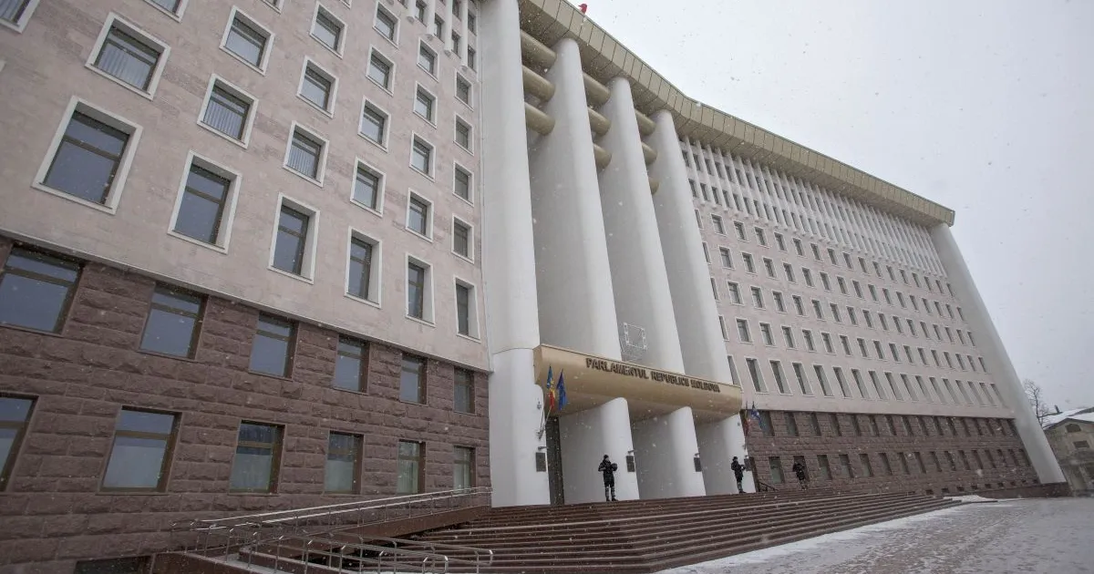 VIDEO În Parlamentul Republicii Moldova, primarul Chişinăului, Ion Ceban, a fost scos cu forţa, din sală • Newsweek România