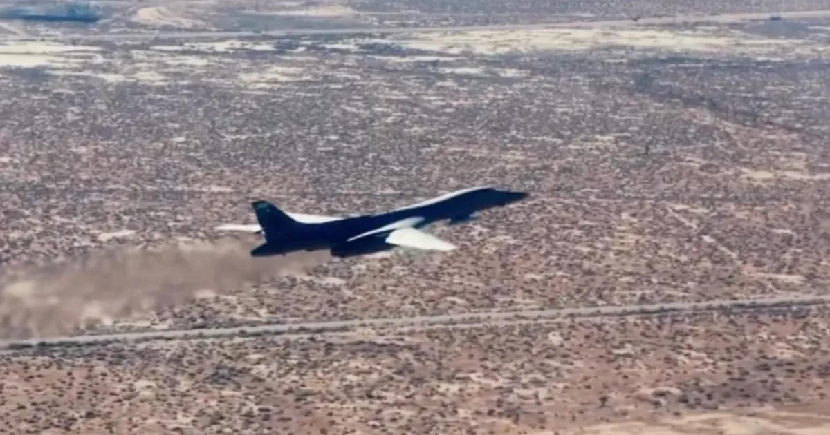Un bombardier B-1B a apărut cu o rachetă hipersonică de 18.000.000$. Bomba are de 20 de ori viteza sunetului • Newsweek România
