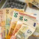 De frica cursului valutar, românii încearcă să scape de lei. Depozitele în valută, +1,6% în aprilie • Newsweek România