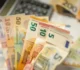 De frica cursului valutar, românii încearcă să scape de lei. Depozitele în valută, +1,6% în aprilie • Newsweek România