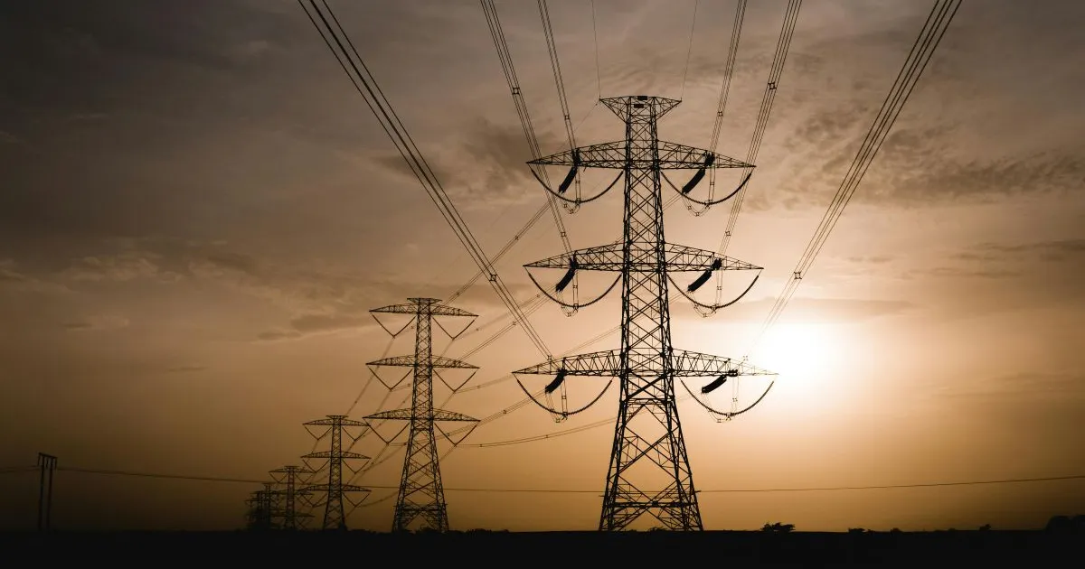 ANRE aprobă două reglementări ce deblochează accesul producătorilor de energie la reţelele electrice • Newsweek România