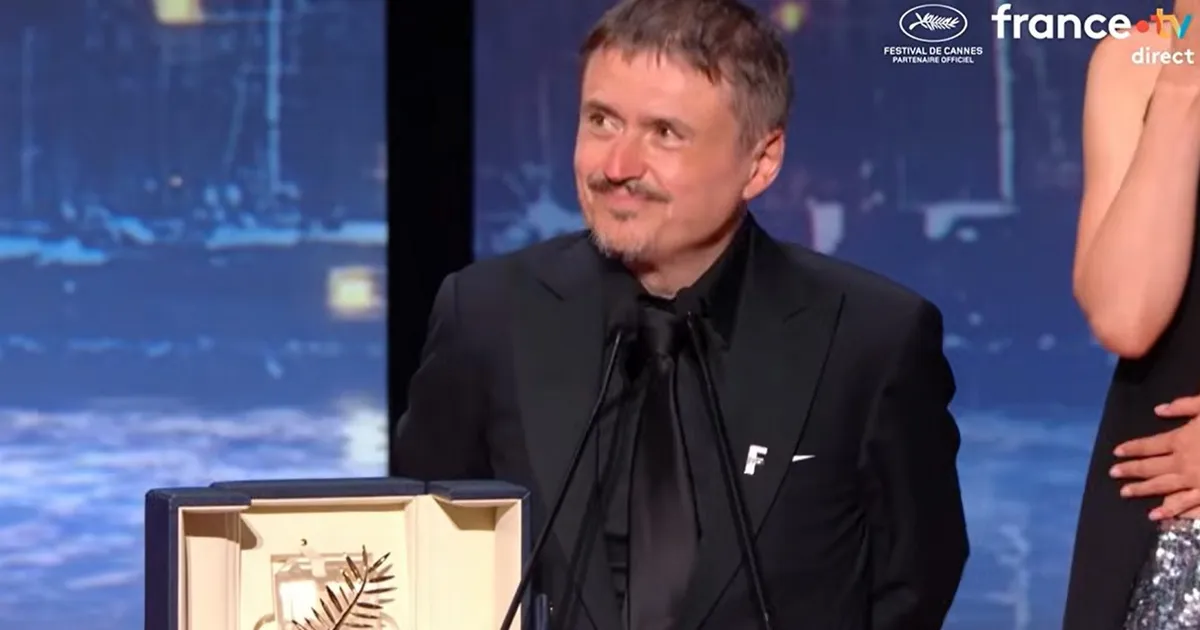VIDEO Cineastul român Cristian Mungiu a câștigat trofeul Palme d Or cu lungmetrajul „Fjord” • Newsweek România
