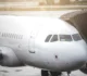 Clipe de cosmar pe un aeroport cunoscut. Un bărbat a fost aspirat de un motor al unui avion care tocmai decola • Newsweek România
