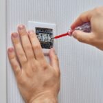 De ce se aude un bâzâit în prize sau întrerupătoare