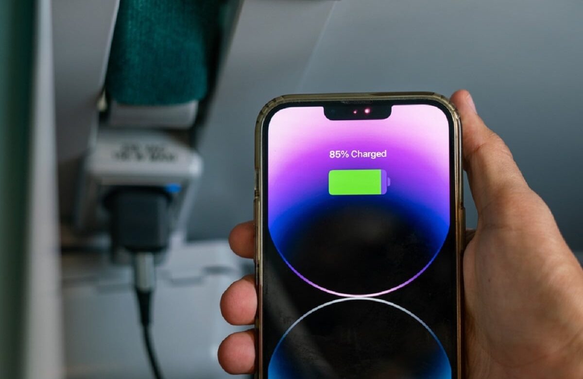 Lași telefonul la încărcat până la 100% sau îl scoți la 80%? Cum este corect?