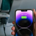 Lași telefonul la încărcat până la 100% sau îl scoți la 80%? Cum este corect?