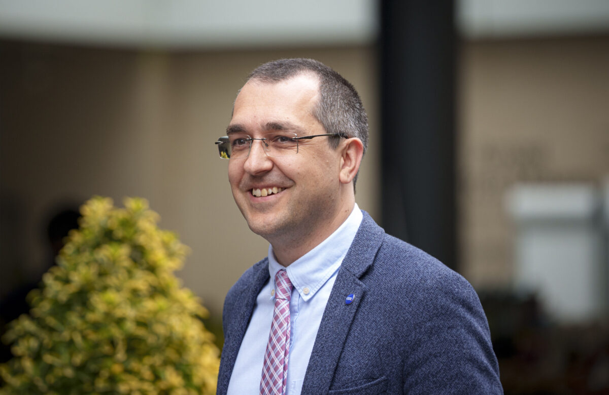 Limbaj vulgar de la Cotroceni. Ce înjurătură a scris pe Facebook consilierul onorific al lui Nicușor Dan