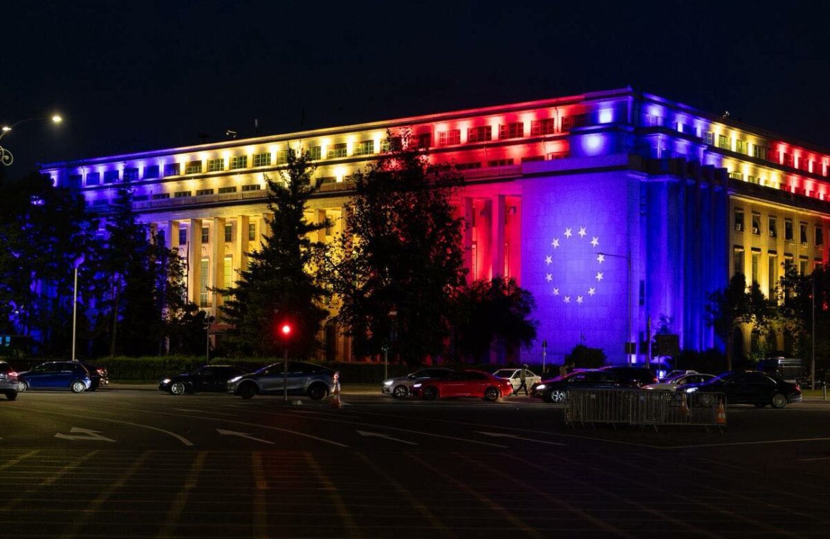 Bolojan a postat o fotografie cu Palatul Victoria iluminat de Ziua Europei
