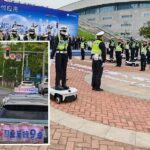 Primii 110 agenți rutieri roboți umanoizi au fost livrați Poliției și dirijează circulația în intersecții, într-un oraș chinez cu peste trei milioane de locuitori