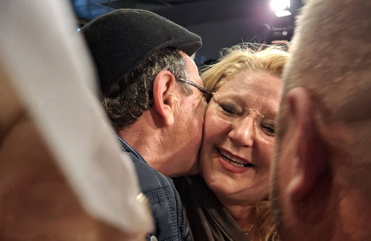Diana Şoşoacă mulţumeşte oamenilor care au aşteptat-o