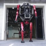 robotul gigant din China care merge pe două picioare și dărâmă ziduri
