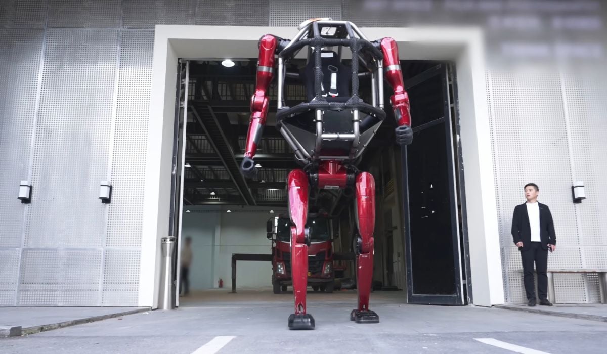 robotul gigant din China care merge pe două picioare și dărâmă ziduri