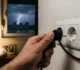 Ar trebui să scoți aparatele electrocasnice din priză în timpul unei furtuni? Iată răspunsul de la specialiști • Newsweek România