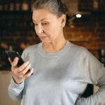 părinții sunt îndemnați să lase telefoanele deoparte în preajma copiilor • Newsweek România