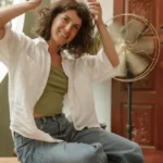 Trucul simplu prin care răcorești orice cameră când e caniculă. Ce să pui în fața ventilatorului • Newsweek România