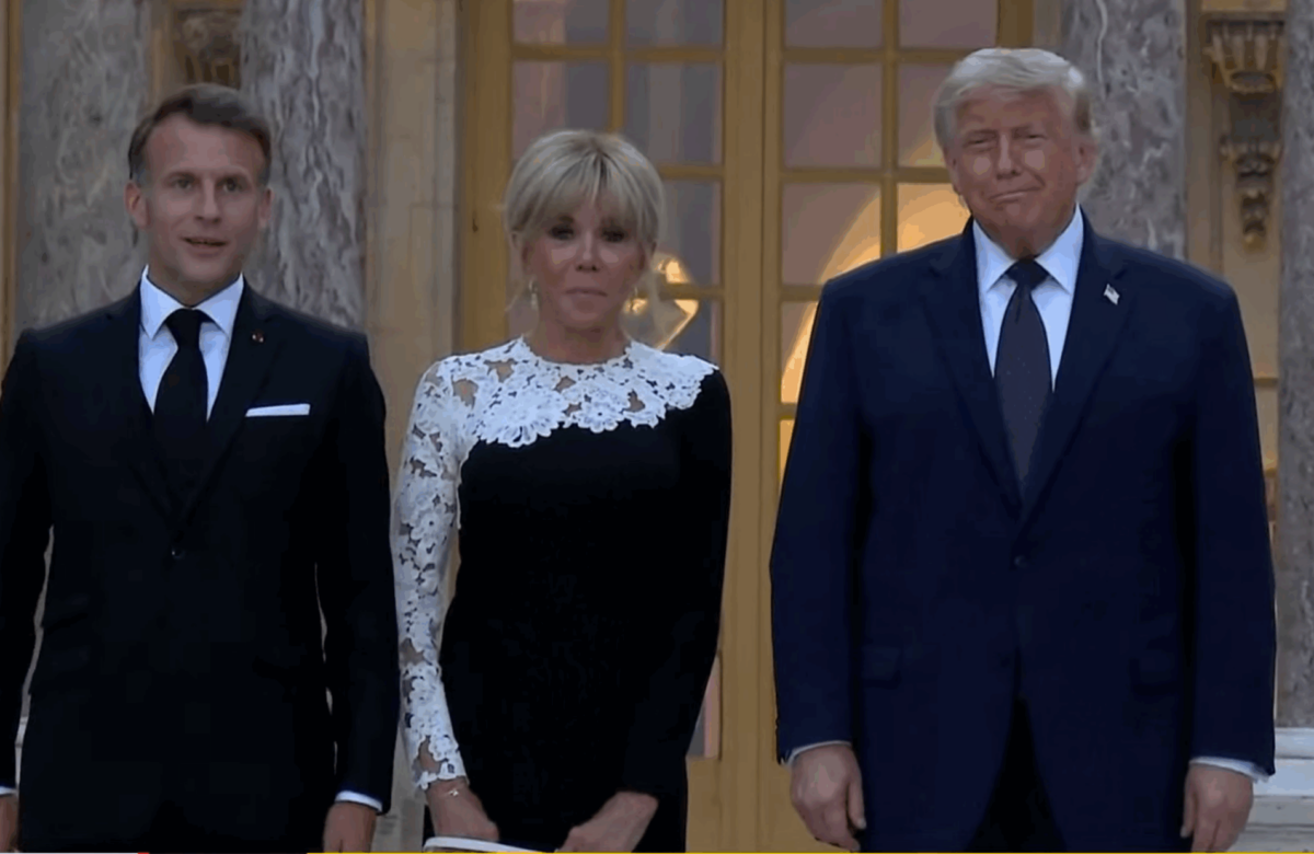 Trump și Macron, la o cină „regală” la Versailles. Președintele SUA a semnat la masă acordul de pace cu Iran, marcând oficial finalul războiului