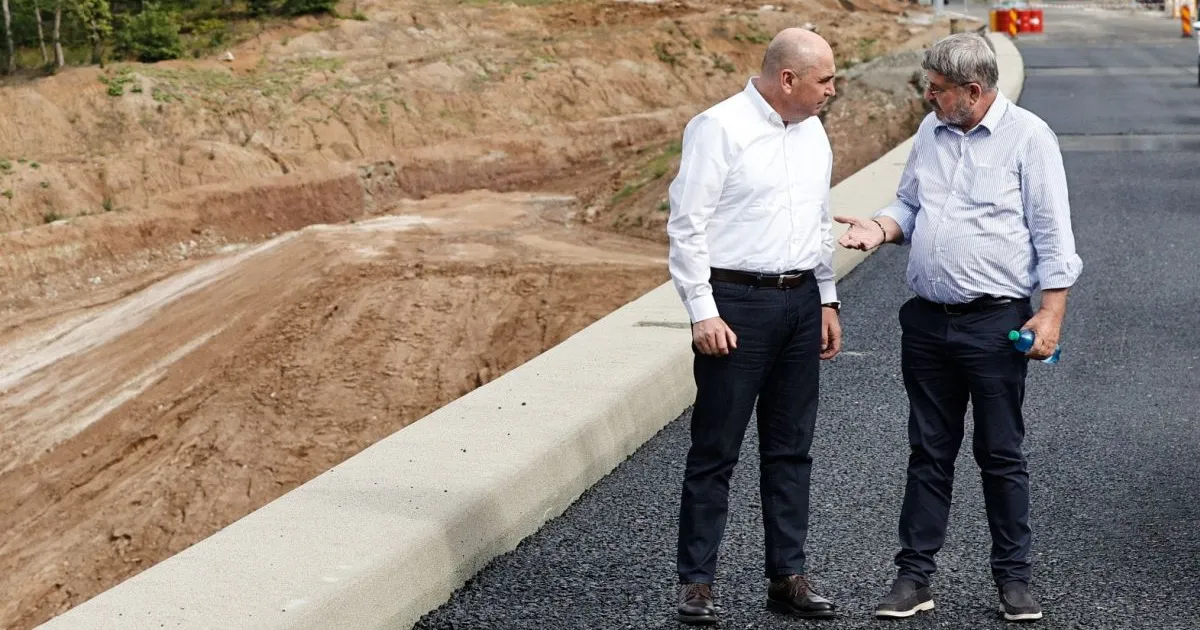 Ilie Bolojan a fost să vadă cum se mai mişcă lucrurile pe şantierul Autostrăzii Transilvania • Newsweek România
