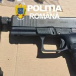Poliția e în alertă. Pistol cu 13 cartușe aruncat la gunoi, lângă un complex rezidențial • Newsweek România