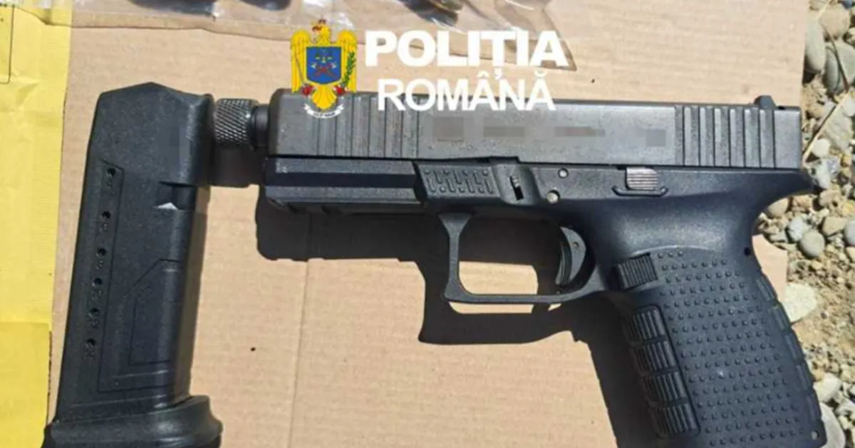 Poliția e în alertă. Pistol cu 13 cartușe aruncat la gunoi, lângă un complex rezidențial • Newsweek România