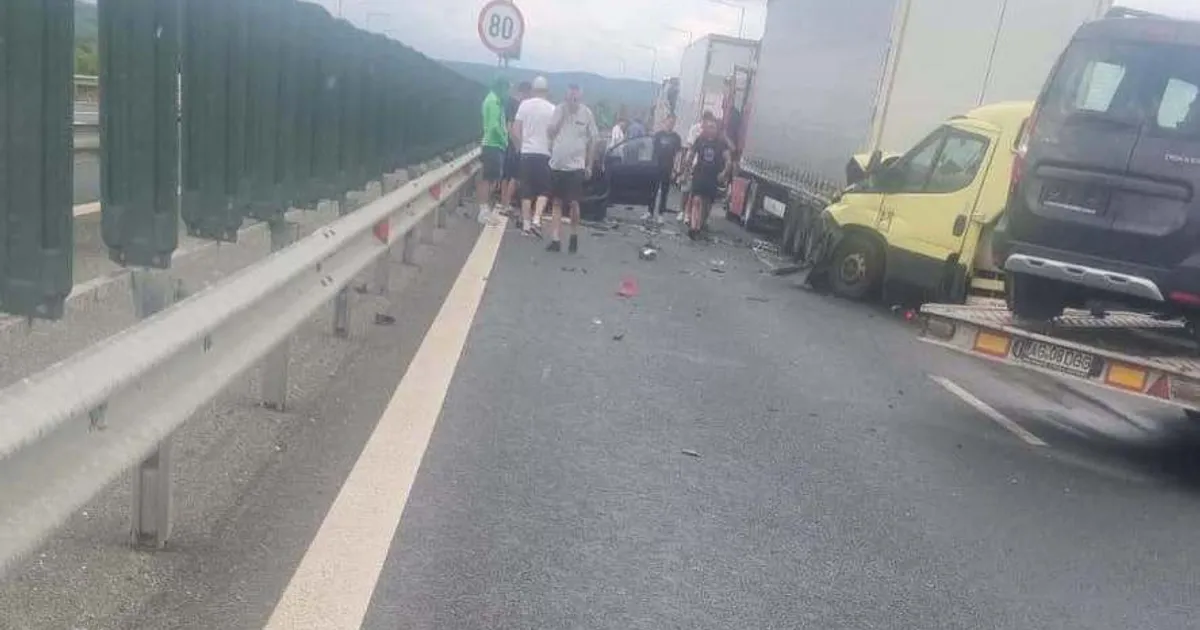 Accident în lanț pe autostrada din Timiș. O femeie a ajuns la spital, iar traficul este paralizat • Newsweek România
