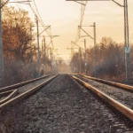 Trafic dirijat cu telefonul, bicicleta şi cu bileţele scrise de mână, pe o secțiune de cale ferată • Newsweek România