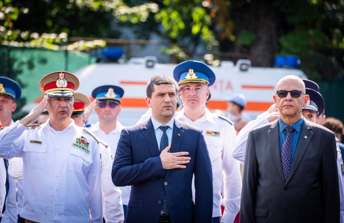 Radu Miruţă, alături de Oana Gheorghiu la Ziua Forţelor Aeriene Române. A fost încadrat de doi şefi de instituţie cercetaţi pentru corupţie