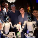 Doi roboți umanoizi au operat pentru prima dată un pacient viu, sub supravegherea chirurgilor