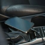 Cât combustibil consumă, de fapt, încărcarea telefonului în mașină și ce se întâmplă când motorul este oprit