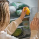 Trucul simplu care împiedică formarea gheții în frigider. Ai deja ingredientul în bucătărie și face minuni • Newsweek România