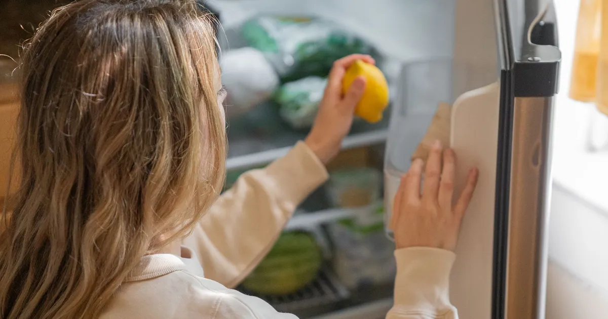 Trucul simplu care împiedică formarea gheții în frigider. Ai deja ingredientul în bucătărie și face minuni • Newsweek România