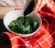 Leguma verde care crește pe câmpii și te ajută să scapi de constipație. Câte zile trebuie să o consumi? • Newsweek România