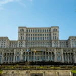 România evită retrogradarea la junk. Fitch Ratings menține ratingul suveran, pe muchie de cuțit • Newsweek România
