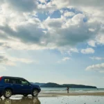 A adormit în mașină, iar autoturismul a ajuns în mare. Un turist german a scăpat înainte să se scufunde • Newsweek România