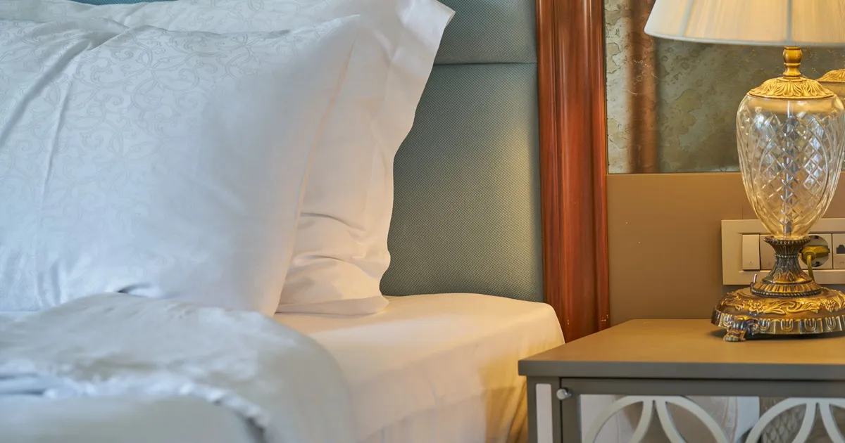 Cum să ai lenjeria de pat perfect călcată fără fier? Trucul unei menajere de la un hotel de lux • Newsweek România