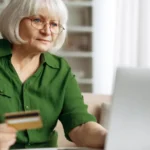 Miercuri intră pensiile pe card. La ce oră le primesc pensionarii, în funcție de banca la care au cont? • Newsweek România