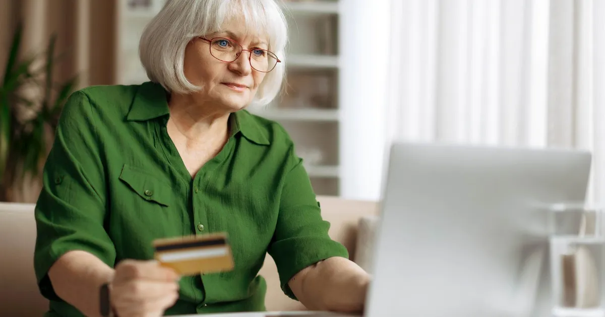 Miercuri intră pensiile pe card. La ce oră le primesc pensionarii, în funcție de banca la care au cont? • Newsweek România