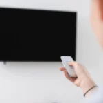 Cum să curățați corect ecranul televizorului fără să-l deteriorați? Metoda rapidă a profesioniștilor • Newsweek România