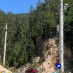 FOTO „Dorel” a reabilitat drumul cu un stâlp în mijloc. „Inventiv”, l-a mascat cu un sens giratoriu inventat • Newsweek România