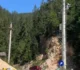 FOTO „Dorel” a reabilitat drumul cu un stâlp în mijloc. „Inventiv”, l-a mascat cu un sens giratoriu inventat • Newsweek România