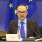 Cristian Buşoi arată cum se coordonează transportatorii de combustibili din ţară. Liniile CFR spre litoral le încetinesc pe cele de marfă