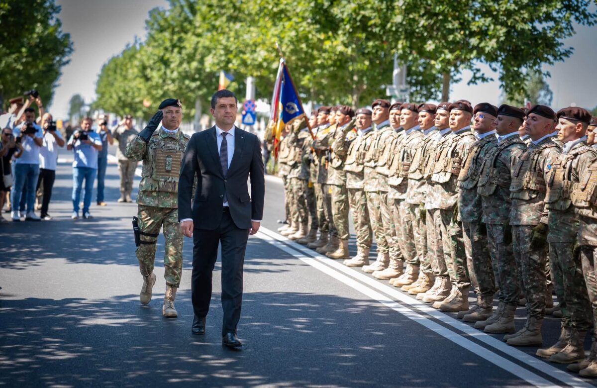 Miruță a mai bifat o festivitate. Cum s-a pozat cu militarii din Divizia 2 Infanterie „Getica”