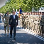 Miruță a mai bifat o festivitate. Cum s-a pozat cu militarii din Divizia 2 Infanterie „Getica”