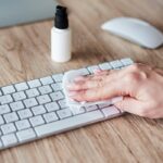 Cum să cureți corect tastatura laptopului